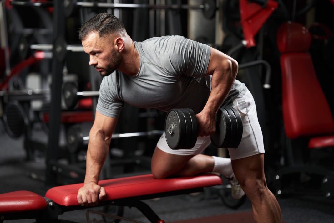 THE LAT-FOCUSED DUMBBELL ROW
